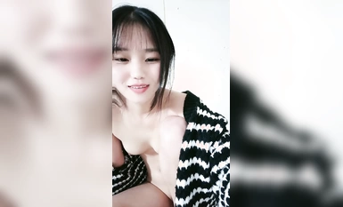 休日に自宅で小遣い稼ぎに生放送している女子校生たちは、オオカミの友達の命令を聞いてアソコを弄り、オオカミの友達にお尻を開いてアップで見てもらい、乳揉みオナニーで素晴らしい喘ぎ声をあげているのをお見逃しなく！