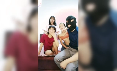 三個00後小妹妹！女女互舔小穴！頭套男操逼，主動騎乘位抽插嫩穴，妹妹輪流吃屌，掰開小穴特寫