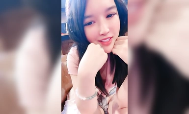 高顏值性感萌妹全程露臉激情大秀，堅挺的奶子好誘人奶頭都是粉色的，脫光光自慰手指摳逼道具抽插特寫好刺激