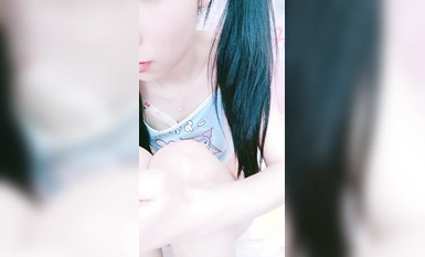 Gadis tulen berusia 18 tahun dengan ekor kuda berkembar! Kawaii melancap berskala besar! Dildo bergetar dan bergesel pada lubang kelentit, tukang urut bergetar dan menghasilkan tahap kelembapan yang tinggi, dan erangannya sedap didengar.