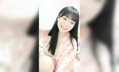 頂級顏值美少女【幼齒】收費房，外表清純甜美，假屌插穴難得特寫視角，換上情趣裝，尺度放開超誘惑