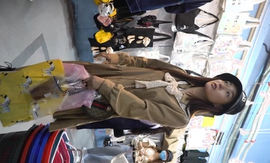 YC商場偷拍寬松胸衣姿色少婦 雜亂的陰毛從微透蕾絲白內鑽出來