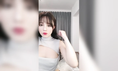 Vẻ đẹp cuối cùng! Vẻ đẹp nổi tiếng trên Internet nóng bỏng! Bộ trang phục gợi cảm của SM với vòng eo thon và mông nâng cao, mở âm hộ của cô ấy để cận cảnh, nâng mông lên và vung vẩy, đầy gợi cảm và quyến rũ