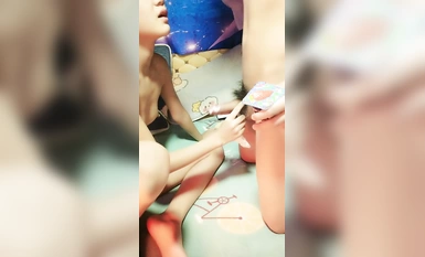 Một cô gái loli rất xinh đẹp lộ mặt để quyến rũ người bạn sói của mình, quan hệ tình dục với em trai cô ấy, đổ sữa chua dâu lên cặc cô ấy và thổi kèn cho cô ấy, đồng thời đụ và liếm lỗ đít của cô ấy bằng một cái đỡ âm hộ hổ trắng không có lông.