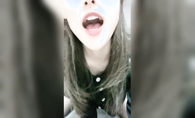 ที่สุดของความสวย! เทพสุดสวย! ดูอ่อนหวานแต่เล่นได้ตระการตามาก หน้าอกขาว นุ่มและสวย ขาสวยในถุงน่องสีดำและหีมีขน และเครื่องสั่นที่สั่นได้ดี