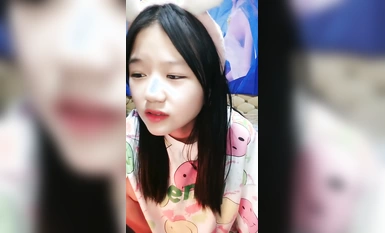 Ang pinakamagandang dilag na ipinanganak noong 2000! Sweet at girl-next-door type! Maliit na mabalahibong pink na butas, naliligo sa banyo, maliliit na suso, dahan-dahang ipinasok ang vibrator, ang pagdila sa butas ng kasarian ay nagiging makati.