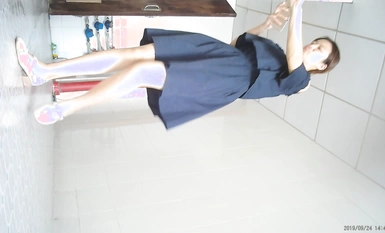 科技園女廁蹲守穿紫情趣內端莊美妞,緊致的嫩穴噴出一條細長弧線