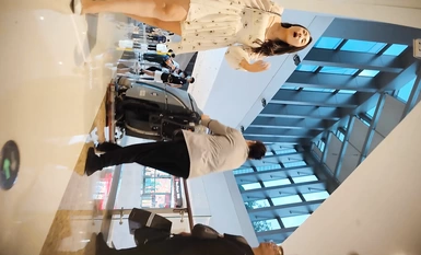 萬達廣場尾隨碎花裙白高跟冷艷騷婦,透明內褲夾在肥臀縫晃來晃去