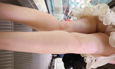 萬達廣場尾隨碎花裙白高跟冷艷騷婦,透明內褲夾在肥臀縫晃來晃去