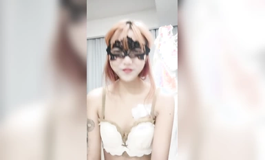 新人甜美少女下海操逼！年齡不大騷得很！抓起大屌舔弄，開檔黑絲襪扣穴，騎乘姿勢激情爆操