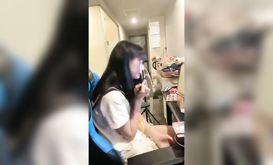 純欲系天花板美少女！脫掉內褲無毛騷穴！掰開小穴超緊致，抓起大屌舔弄，主動騎乘位套弄喊爸爸