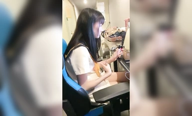 純欲系天花板美少女！脫掉內褲無毛騷穴！掰開小穴超緊致，抓起大屌舔弄，主動騎乘位套弄喊爸爸