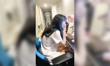 純欲系天花板美少女！脫掉內褲無毛騷穴！掰開小穴超緊致，抓起大屌舔弄，主動騎乘位套弄喊爸爸