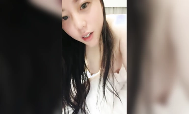 Ipinakita ng medyo mabilog na dyosa ang kanyang mukha sa hotel para pagsilbihan ang nakatatandang kapatid na lalaki at pinalalim ang kanyang malaking titi pabayaan mo na si kuya na manligaw at pasiglahin siya mula sa likod.