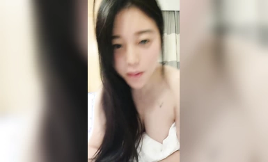 Ipinakita ng medyo mabilog na dyosa ang kanyang mukha sa hotel para pagsilbihan ang nakatatandang kapatid na lalaki at pinalalim ang kanyang malaking titi pabayaan mo na si kuya na manligaw at pasiglahin siya mula sa likod.