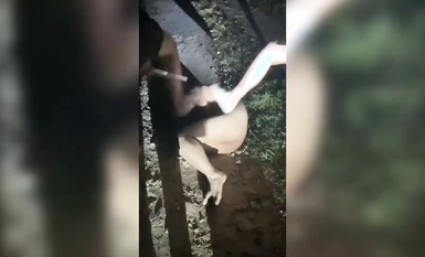 網爆校園霸凌門事件 披肩長發學妹放學被混混攔住,扒光她衣服拳打腳踢用甩棍插逼拍視頻實在太可惡