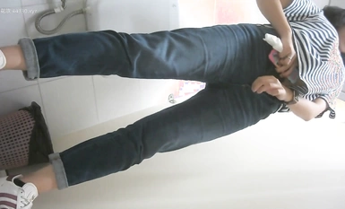 ภาพระยะใกล้ของจิ๋มสีดำตัวใหญ่มีขนดกของสาวสวยในเสื้อเชิ้ตลายทางในอาคารสำนักงาน