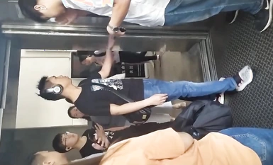 辦公樓近距離偷窺條紋衫美女的多毛大黑B