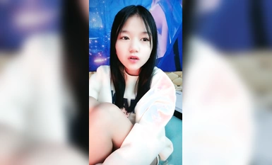 蘿莉女神的誘惑高顏值全程露臉跟狼友互動撩騷，性感粉嫩小穴洗澡誘惑尿尿給狼友看，酸奶到逼上讓小哥舔口交