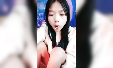 로리 여신 매혹적인 높은 얼굴 가치 늑대 친구 대화 형 놀림, 늑대 친구에게 섹시한 핑크색 보지 목욕 매혹적인 오줌 누기, 동생이 구강 성교를 핥을 수 있도록 보지에 요구르트