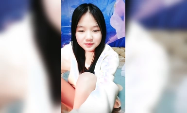 로리 여신 매혹적인 높은 얼굴 가치 늑대 친구 대화 형 놀림, 늑대 친구에게 섹시한 핑크색 보지 목욕 매혹적인 오줌 누기, 동생이 구강 성교를 핥을 수 있도록 보지에 요구르트