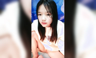 로리 여신 매혹적인 높은 얼굴 가치 늑대 친구 대화 형 놀림, 늑대 친구에게 섹시한 핑크색 보지 목욕 매혹적인 오줌 누기, 동생이 구강 성교를 핥을 수 있도록 보지에 요구르트