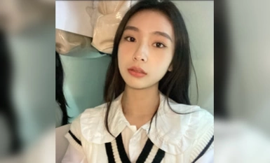 潜入直播中心偷拍美女主播的极品一线馒头B