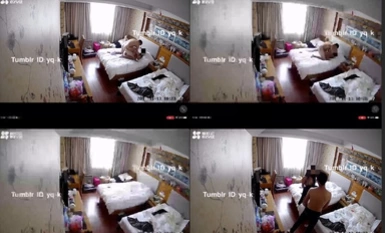 เมื่อไปส่งพัสดุที่โรงแรม ภรรยาของฉันสวมกระโปรงสั้นสุดเผยให้เห็นและจงใจก้มลงต่อหน้าเด็กส่งของเพื่อหยิบเสื้อผ้าในกระเป๋าเดินทางเพื่อให้เด็กส่งของได้เห็น PP ของเธอที่เปิดเผยออกมาอย่างเต็มที่ มาดูกันว่าจะเป็นอย่างไร เด็กชายส่งของโต้ตอบ (มุม 1)