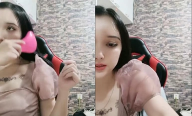 新疆漂亮妹子！黃播界迪麗熱巴！應觀眾要求小秀一波，慢慢脫光光揉捏奶子，手指拍打小穴掰開特寫