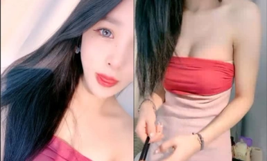 Dewi selebriti internet peringkat model! Rambut panjang dan bibir merah sangat seksi! Angkat skirt labuh dan thong mutiara, angkat kakinya yang cantik dan masukkan dildo ke dalam lubangnya.