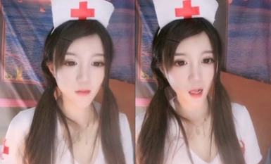 你的护士女友已上线，白丝情趣装露脸颜值高，掏出奶子陪狼友发骚，按摩棒玩着阴蒂道具抽插，撅着屁股看骚穴.