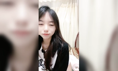 鄰家妹妹！極品美少女七七！看著乖巧情趣內褲，特寫視角扣多毛騷穴，爽的流出白漿，極度誘惑