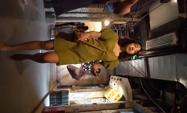 YC商場偷拍綠裙棕高跟絕美白領 情趣內褲前面清晰看到黑毛和穴痕