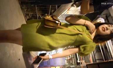 YC商場偷拍綠裙棕高跟絕美白領 情趣內褲前面清晰看到黑毛和穴痕