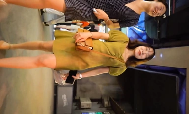 YC商場偷拍綠裙棕高跟絕美白領 情趣內褲前面清晰看到黑毛和穴痕