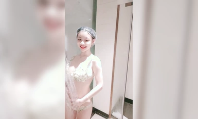 小碎花淺色比基尼和炮友在酒店全裸洗個鴛鴦浴，到床上直接纏綿熱舞，細膩口交最後擼射在肚子上