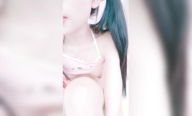 雙馬尾清純18小蘿莉！甜美卡哇伊！撩起小背心貧乳，按摩器震動粉嫩小穴，嗲嗲嬌喘呻吟