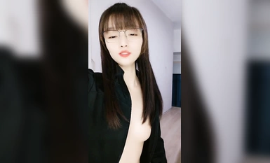 超清設備直播，眼鏡御姐妹子酒店和玩劇情，高挑身材女上位啪啪多角度爆操逼逼