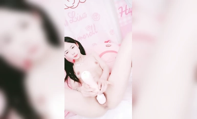 สาวบริสุทธิ์วัย 18 ปี ผมหางม้าแฝด! คาวาอิน่ารัก! หีของฉันคันมาก ฉันกางหีออกและขอร้องให้เย็ด ฉันวางนิ้วบนเครื่องนวด ฉันอ้าปากค้างและคราง