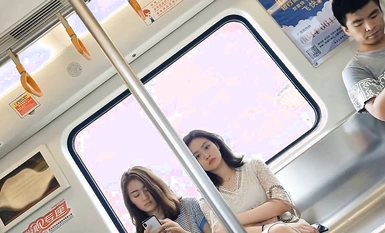 เดินตามสาวคอปกขาวสุดสวยในชุดกระโปรงกลวงและรองเท้าส้นสูงสีเงินที่สถานีรถไฟใต้ดิน เมื่อขึ้นรถไฟ ถือโอกาสชื่นชมชุดชั้นในลูกไม้สีชมพูและขนฟู