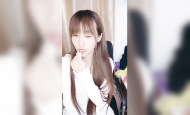 清純小美女露臉白絲情趣在狼友的調教下脫光誘惑狼友，精彩刺激揉奶玩逼道具抽插表情好騷，精彩不要錯過真騷