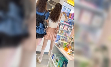 商場尾隨偷拍美女裙底 JK白絲襪短裙靚妹,身材長相極品,,白色花邊內網紅級美女,透M白內小翅膀