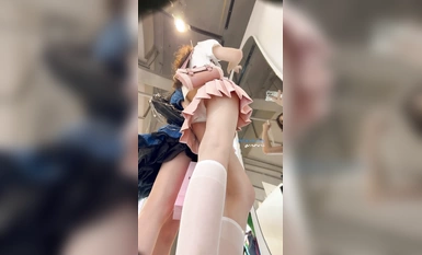 商場尾隨偷拍美女裙底 JK白絲襪短裙靚妹,身材長相極品,,白色花邊內網紅級美女,透M白內小翅膀