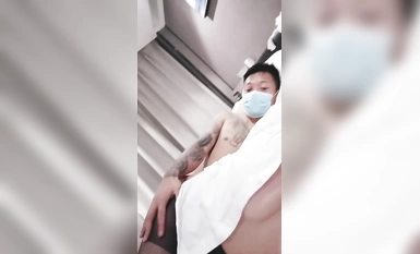 雞巴又粗又大的紋身大哥讓騷逼少婦穿上黑絲再玩她，口交大雞巴小嘴塞不下，多體位爆草騷穴淫聲盪語後入玩奶