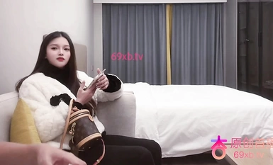 Gui Jiao Qitanhua membayar harga yang tinggi untuk bertemu gadis terbaik dengan payudara besar dalam talian Dia mempunyai personaliti yang lemah lembut dan sosok yang hebat.