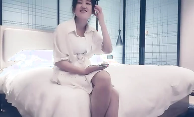 王總探花 一男三女淫亂大戰 三女一起上邊口交邊模奶