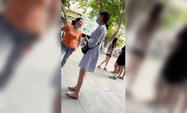 ความแตกต่างดั้งเดิมของ KFC: นักเรียนคนหนึ่งซื้อชานม เธอดูเหมือนผู้หญิงและเป็นผู้ใหญ่ แต่เธอกลับรู้สึกตื่นเต้นเมื่อมองดูมัน เธออยากจะผลักเธอลงและเย็ดเธอจริงๆ รุ่น