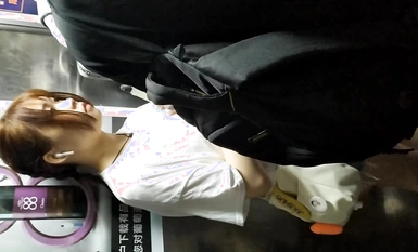 Di tandas wanita di taman sains dan teknologi, seorang perempuan murahan muda menanggalkan bahagian bawah badannya dan menghidu seluar dalamnya Dari belakang, farajnya yang montok kelihatan seperti nanas 2