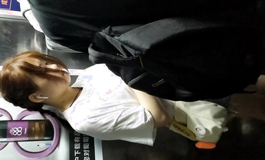 Di tandas wanita di taman sains dan teknologi, seorang perempuan murahan muda menanggalkan bahagian bawah badannya dan menghidu seluar dalamnya Dari belakang, farajnya yang montok kelihatan seperti nanas 2