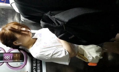 Di tandas wanita di taman sains dan teknologi, seorang perempuan murahan muda menanggalkan bahagian bawah badannya dan menghidu seluar dalamnya Dari belakang, farajnya yang montok kelihatan seperti nanas 2